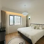 Eastern Hub - Bund Branch New Chic 3-Bedroom At Downtown Area Near Attractions, 200M From Subway