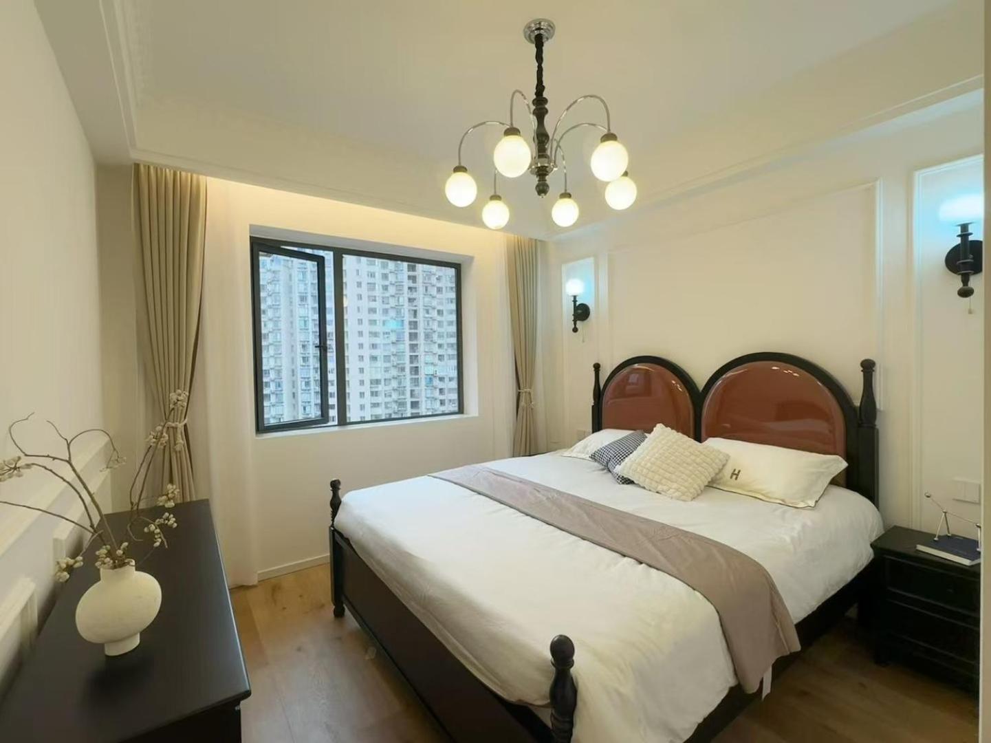 Apartment Eastern Hub - Bund Branch New Chic 3-bedroom At Downtown Area Near Attractions, 200m From Subway *